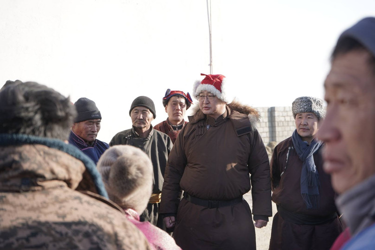 Дундговь аймгийн Засаг дарга С.Мөнхчулуун өвөлжилт хүндэрсэн сумдад ажиллаж байна